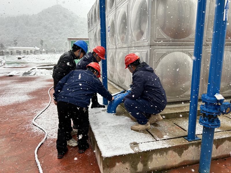 乌江公司基层单位维护人员检查水系统运行情况。