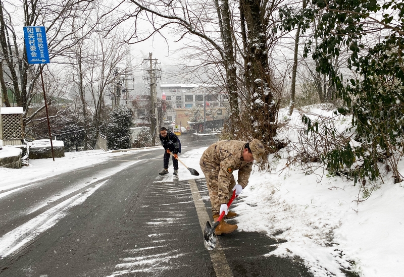 在入村入戶小道除雪。
