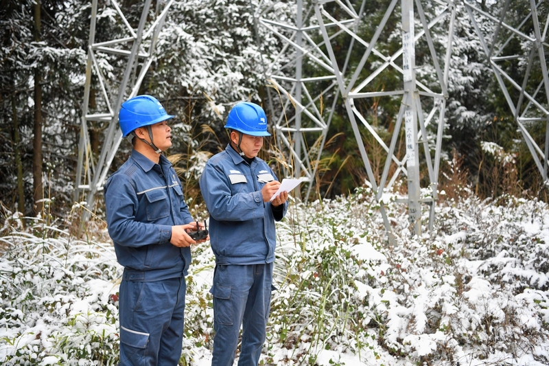 工作人員正對35千伏輸電線路進行觀冰監測。陳娟攝