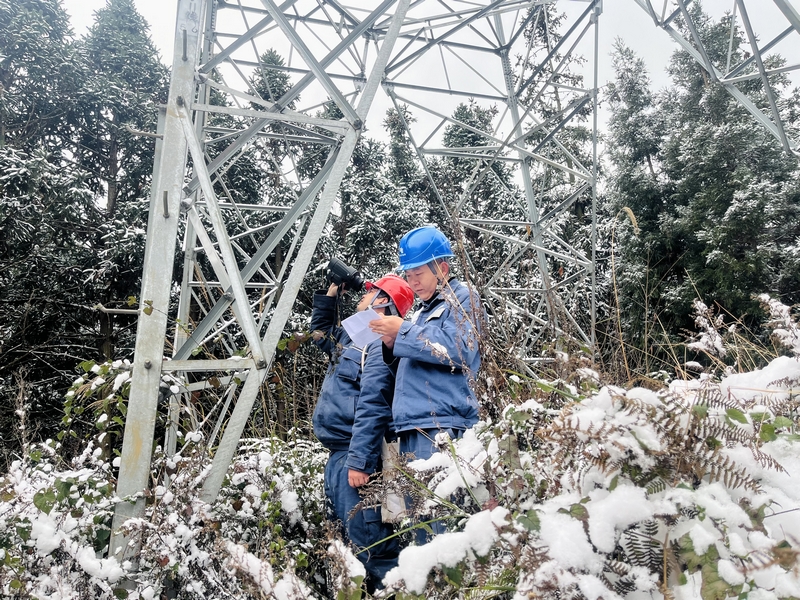 安順供電局輸電一所工作人員使用望眼鏡觀測輸電線路及鐵塔是否有覆冰情況。倪純攝