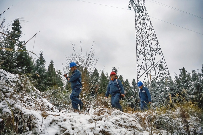 安順供電局輸電管理一所組建了28個觀冰隊伍對轄區高海拔、易覆冰線路加強巡視觀測。陳娟攝