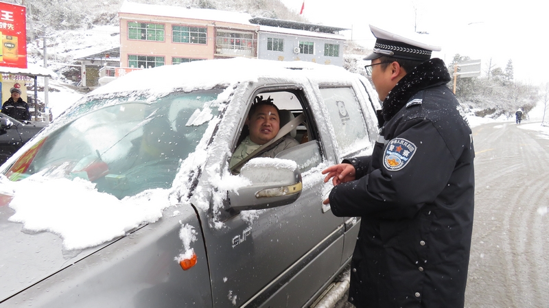 1月22日，石阡交警在国道G354枫香段，对过往车辆进行劝阻。吕小清摄