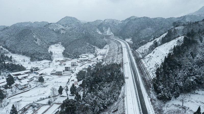 1月22日，拍摄的位于石阡境内的雪后S30江黔高速安江段。夏磊摄