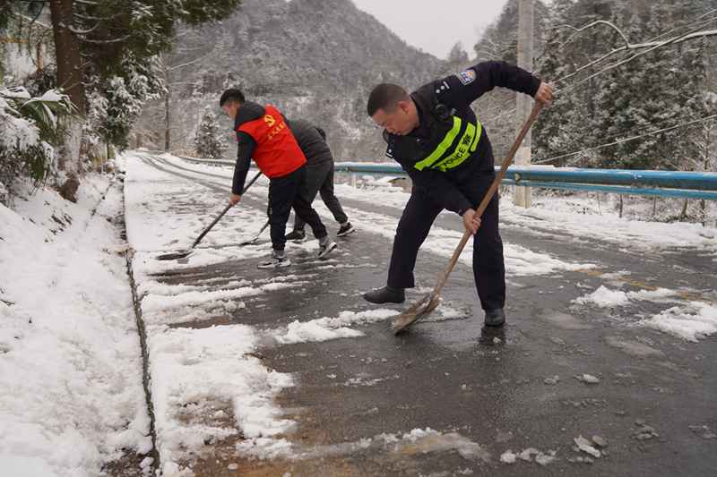 圖為，紅絲鄉相關工作人員正在清理路面積雪，楊冬攝