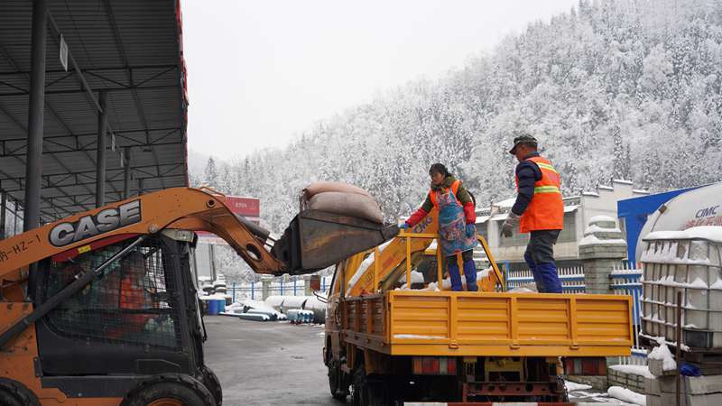 2024年1月23日，納雍公路管理段珙桐養護站，工人在搬運融雪劑。5