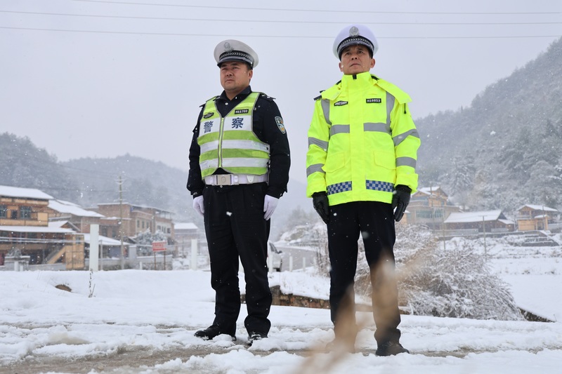 交警冒雪堅守卡點1交警抗凝保暢一線卡點堅守。
