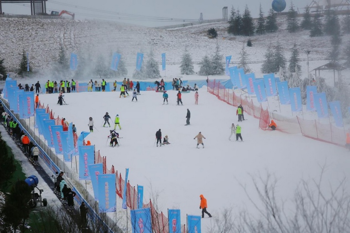 活动现场体验滑雪。邢维雅摄