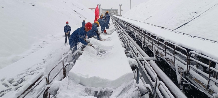 黔西电厂党员突击队清理积雪，确保上煤系统正常。