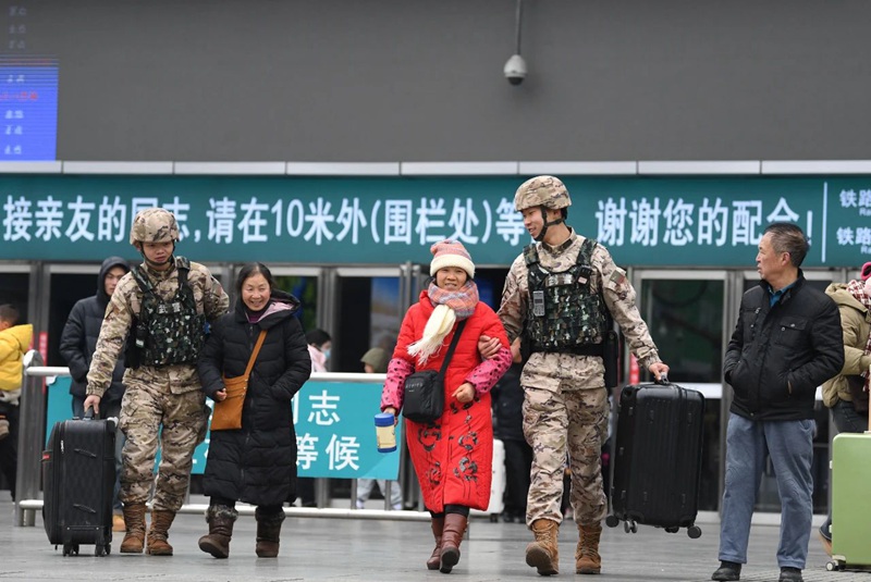 官兵在貴陽火車站出站口熱心為旅客服務。