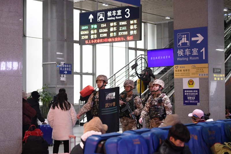 官兵在贵阳火车站候车区室旅客平安出行。