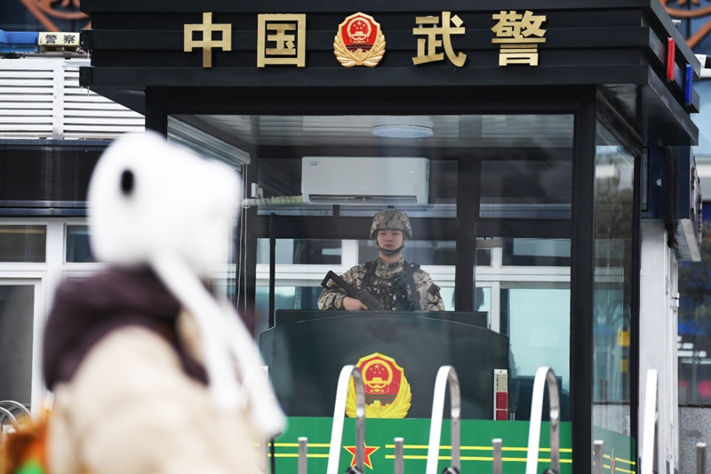 官兵在贵阳火车站站前广场定点执勤。