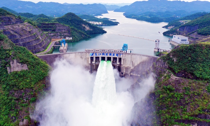 图为由水电九局参建的贵州乌江构皮滩水电站。