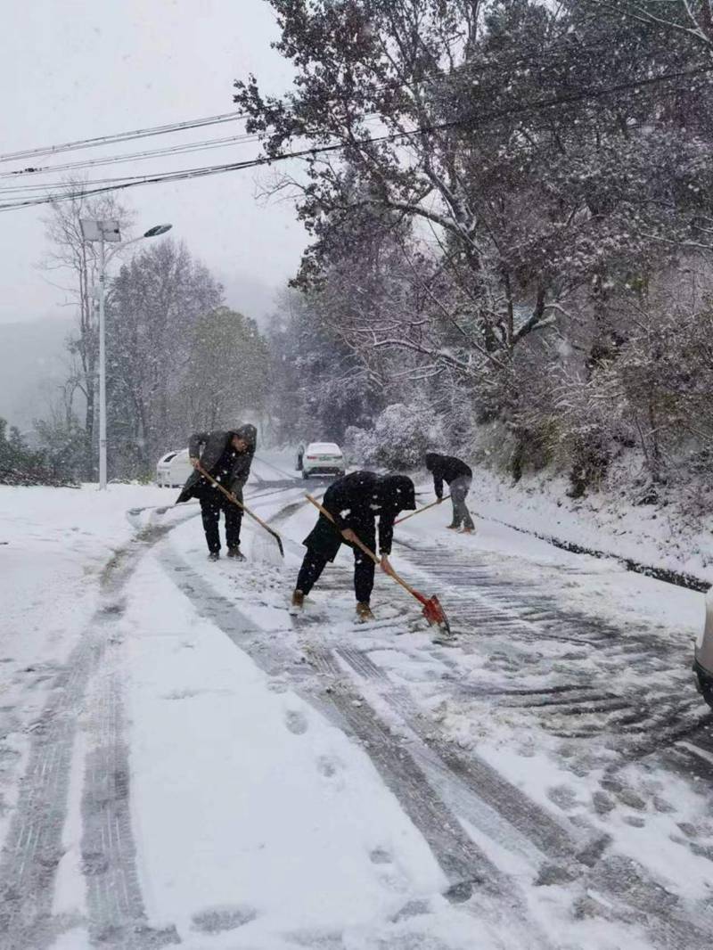 工作人員除冰掃雪。