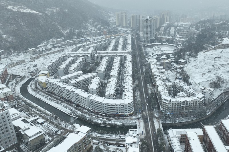 城市雪景。