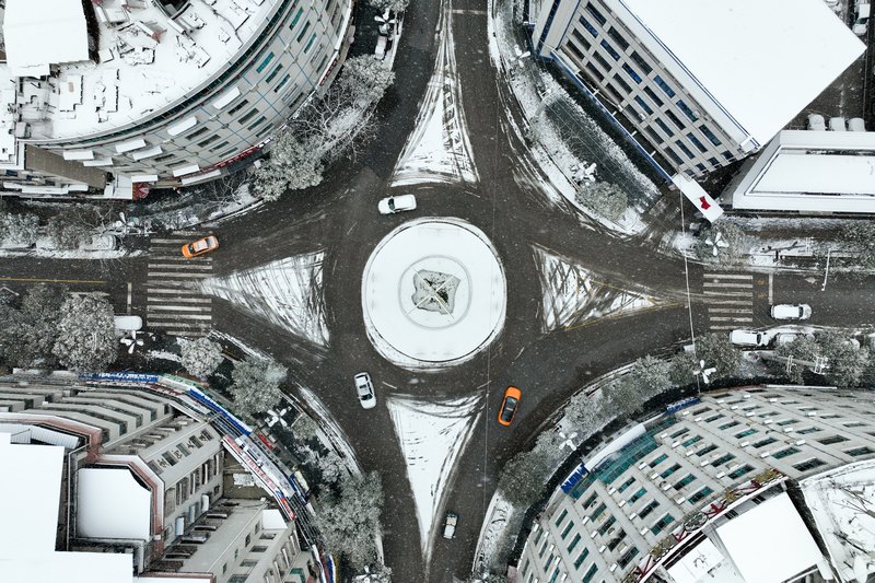 无人机航拍城市雪景。