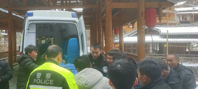 雷山县公安局方祥派出所民辅警、卫生院医护人员及病人家属将病人安全送到了救护车。