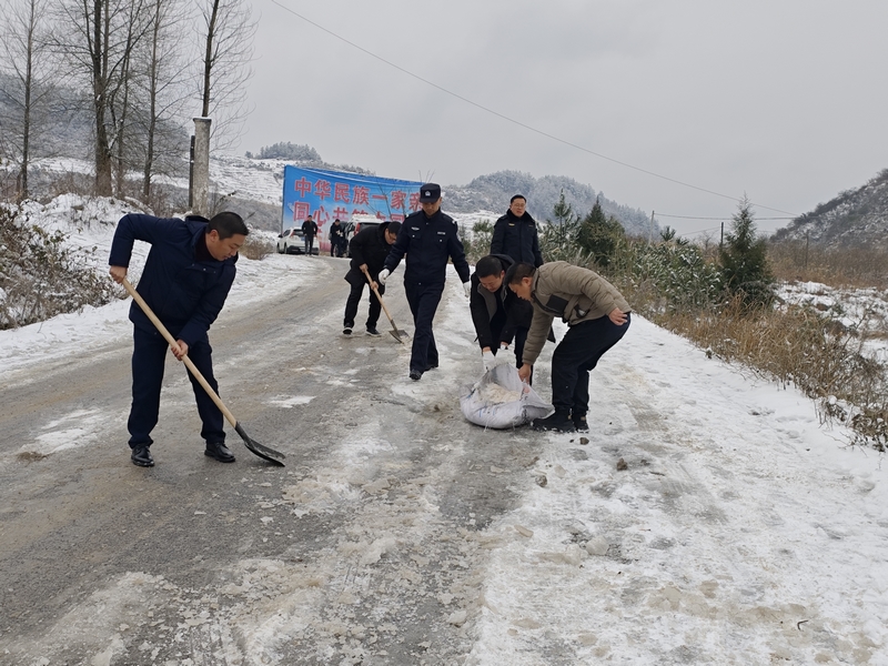 在公路转弯处凝冻路段撒盐。
