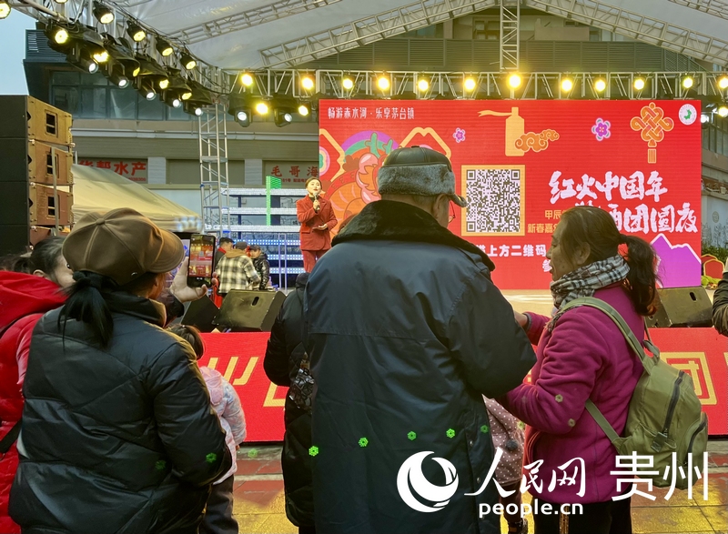 市民游客扫码参与抽奖活动。人民网 李丽萍摄