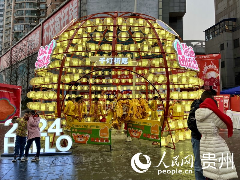 小朋友在打卡點打卡。人民網 李麗萍攝