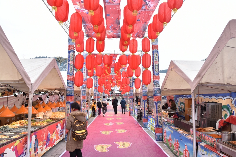 2024“錦繡黔東南·和美凱裡”苗侗風情園年貨節開市。