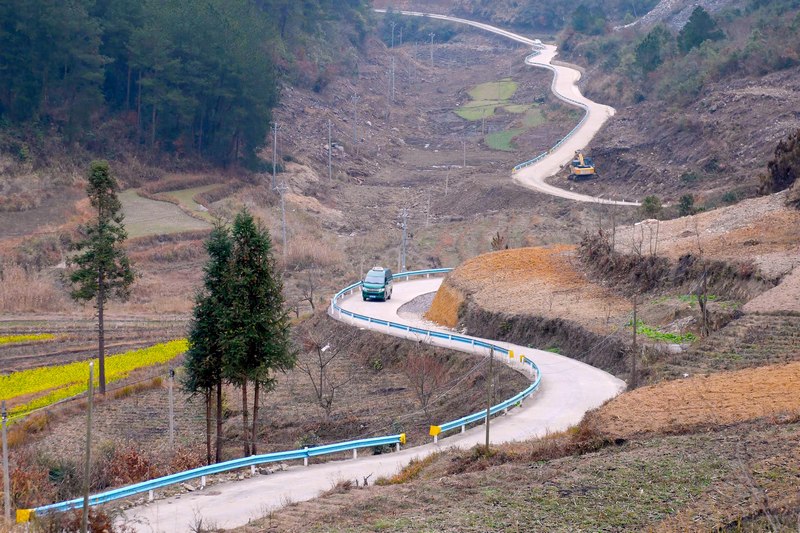1、莫富元的郵政車行駛在包裹投遞的山路上。龍裡縣融媒體中心供圖.JPG