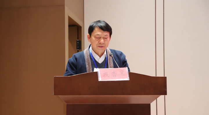 第二届县苗学会副会长伍兴荣向大会作工作报告。