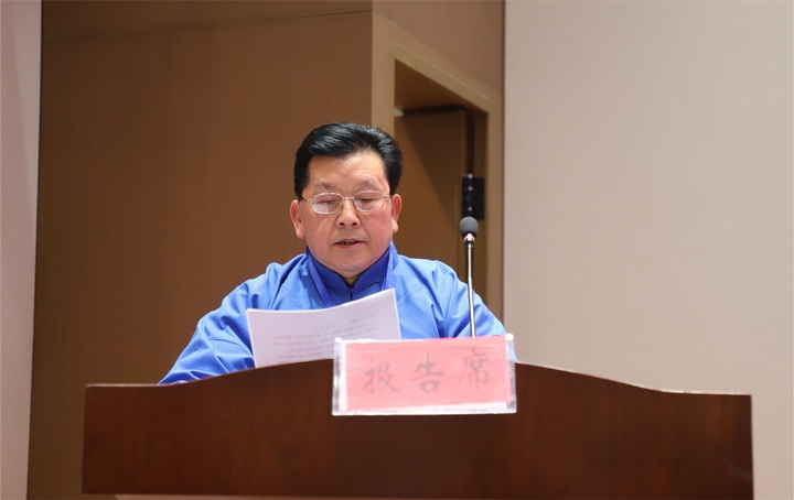 危明学当选县苗学会会长后作讲话。