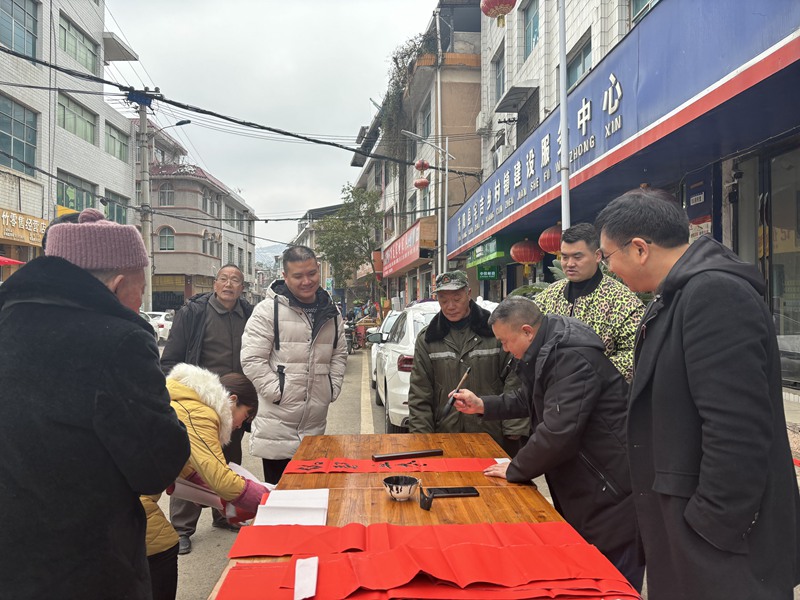 图为：现场人头攒动。