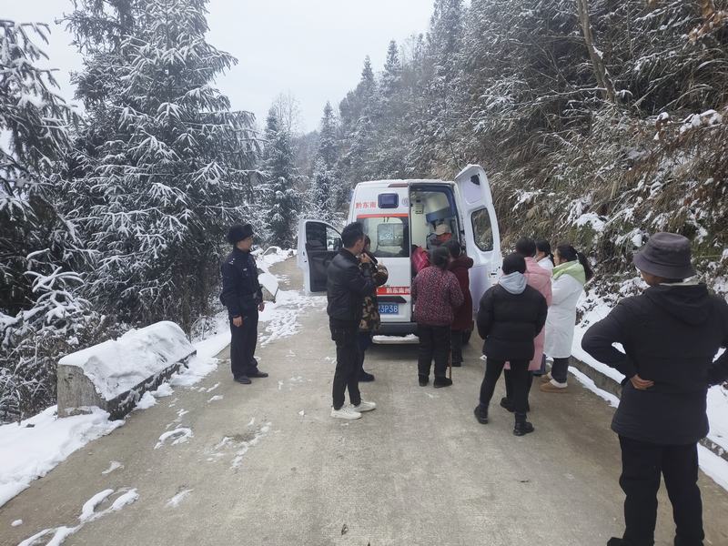 医护人员迅速赶往大寨村皇妹山进行救援。
