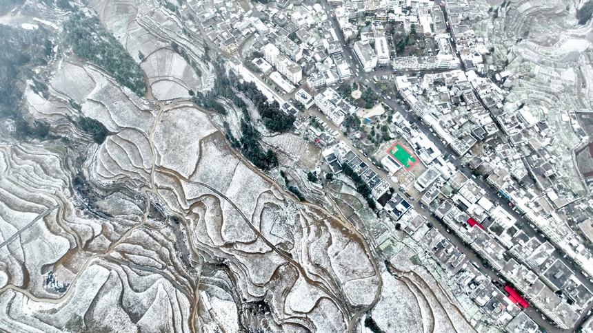 2024年1月27日，白雪覆蓋下的貴州省畢節市赫章縣平山鎮平山社區（無人機照片）。