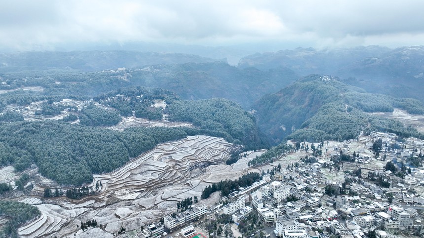 2024年1月27日，白雪覆盖下的贵州省毕节市赫章县平山镇平山社区（无人机照片）。