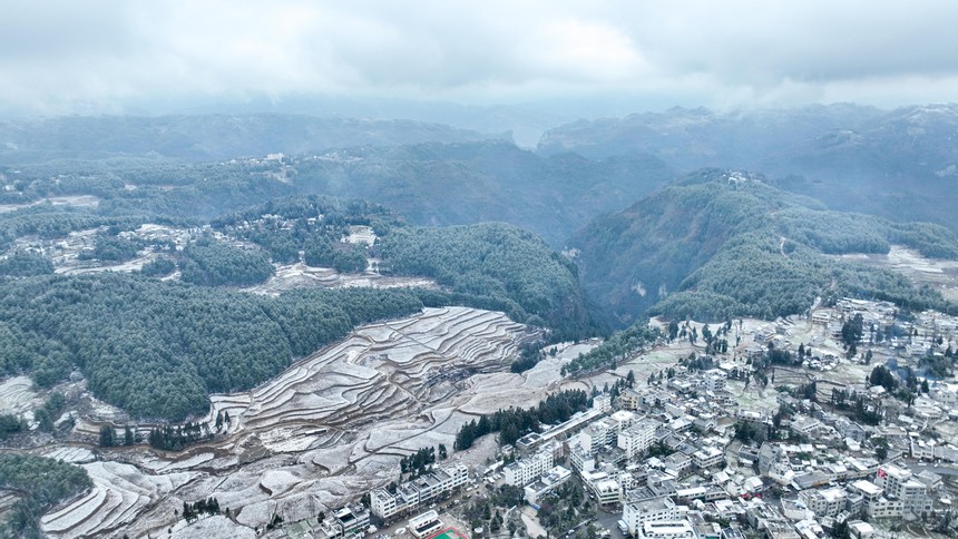 2024年1月27日，白雪覆蓋下的貴州省畢節市赫章縣平山鎮平山社區（無人機照片）。