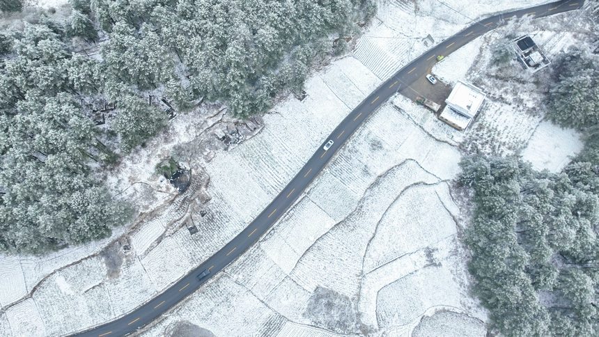 2024年1月27日，車輛行駛在貴州省畢節市赫章縣平山鎮境內的通村公路上（無人機照片）。