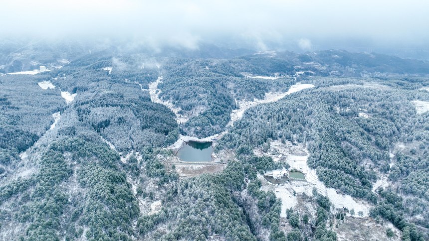 2024年1月27日拍摄的贵州省毕节市赫章县平山国有林场雪景（无人机照片）。