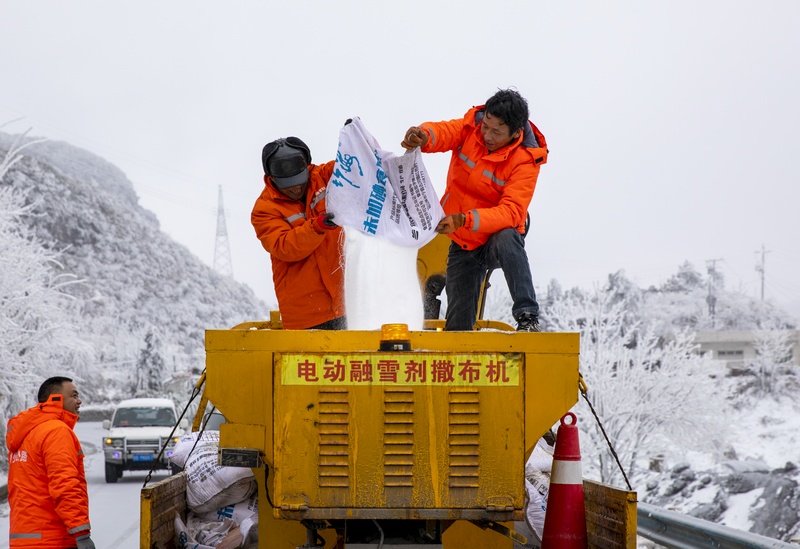 装载融雪剂。 李学友摄.jpg