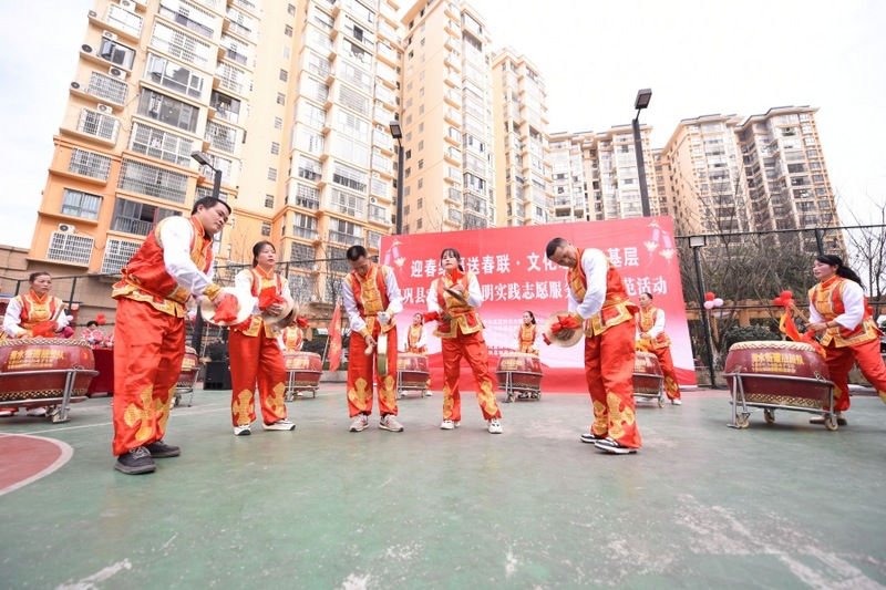 岑鞏縣大園社區居民在迎新春活動中表演非遺戰鼓。唐鵬攝