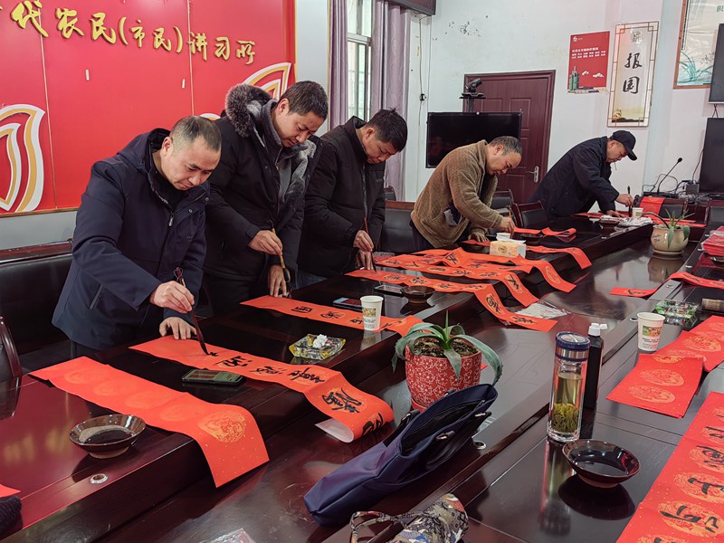 图为：南龙乡书法家们正在挥毫泼墨