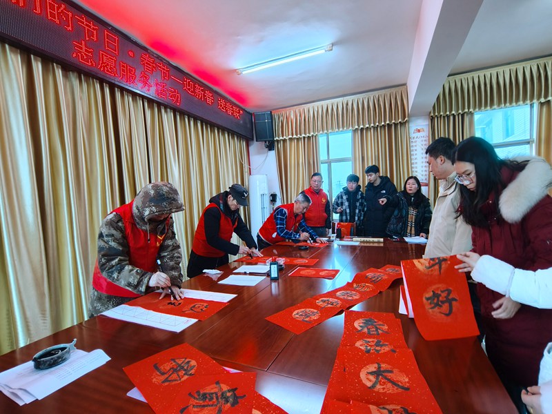 图为：双流镇书写春联。