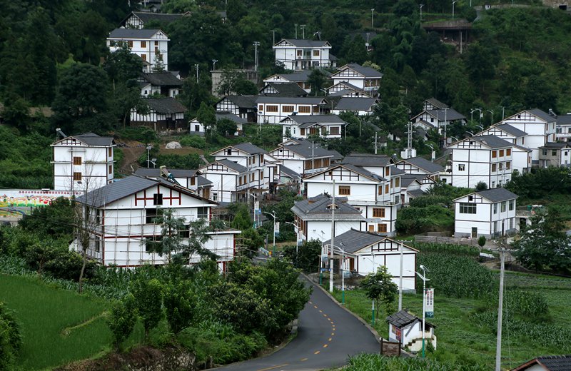 圖為：白牆黑瓦龍廣村