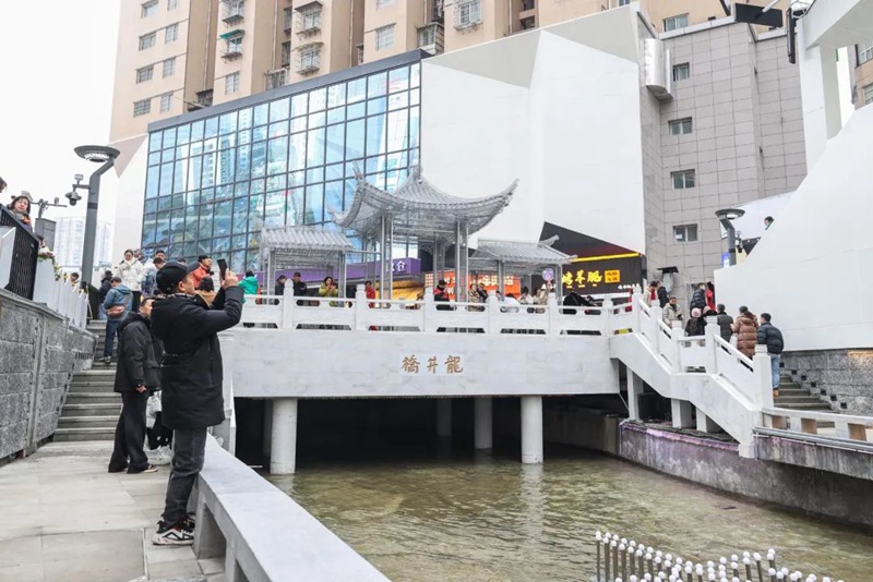 游玩市民络绎不绝。陈飞宏摄