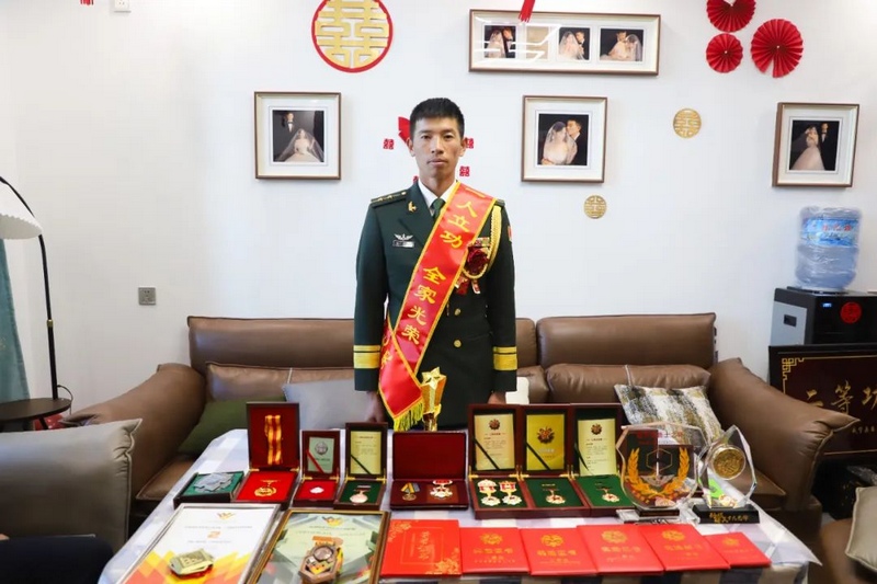 入伍十年来，王应学获得的荣誉与勋章。图片由威宁融媒提供
