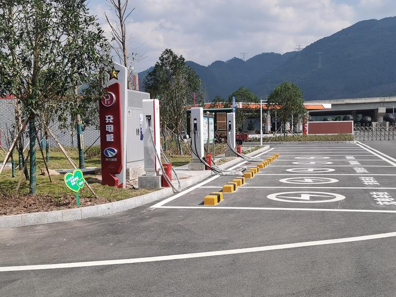 2、大娄山服务区充电站。.jpg