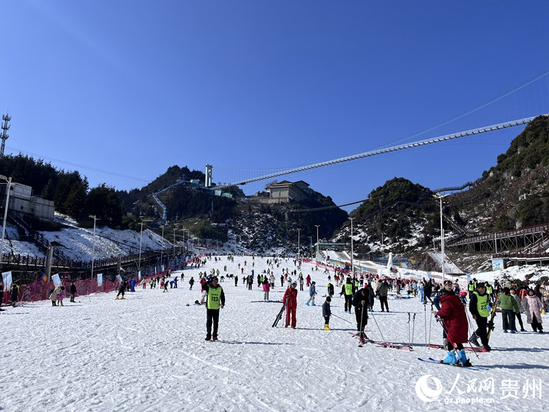 1月29日，梅花山国际滑雪场人气足。人民网 陈洁泉摄
