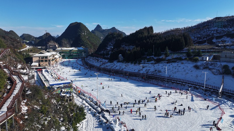 游客在梅花山国际滑雪场享受冰雪乐趣。尚宇杰摄