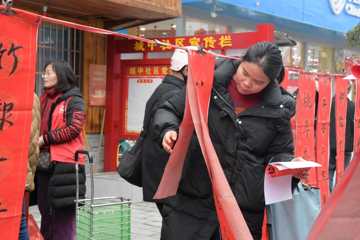 圖為群眾挑選心儀春聯。