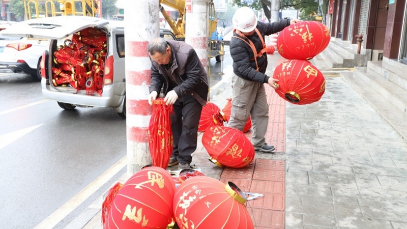 工作人员正在将灯笼支起来 修文县融媒体中心姜继恒 摄.jpeg