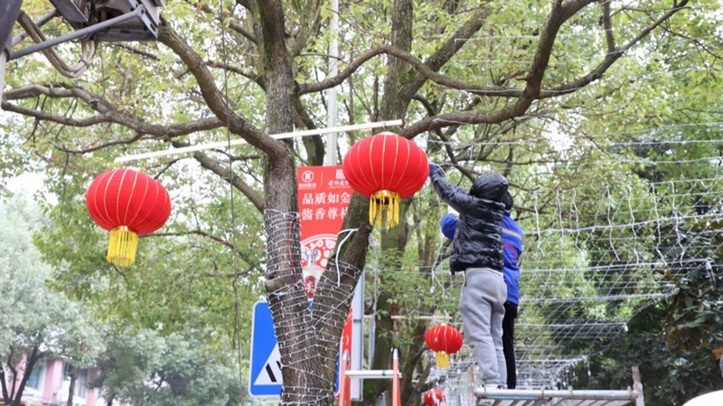 修文县城内工作人员正在挂灯笼 修文县融媒体中心姜继恒 摄.jpeg