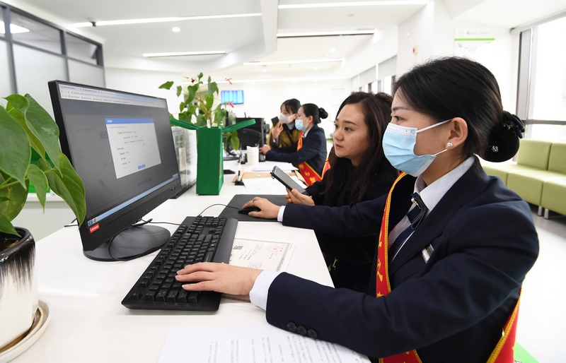 南明区政务大厅“企业之家”服务专员指导企业工作人员办理业务。