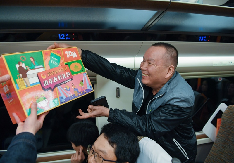 共青團貴州省委在列車上精心准備互動游戲和節目表演並和乘客互動。