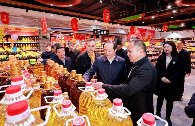 杨昌鹏在苏尔玛超市了解春节商品供应、销售价格等情况。